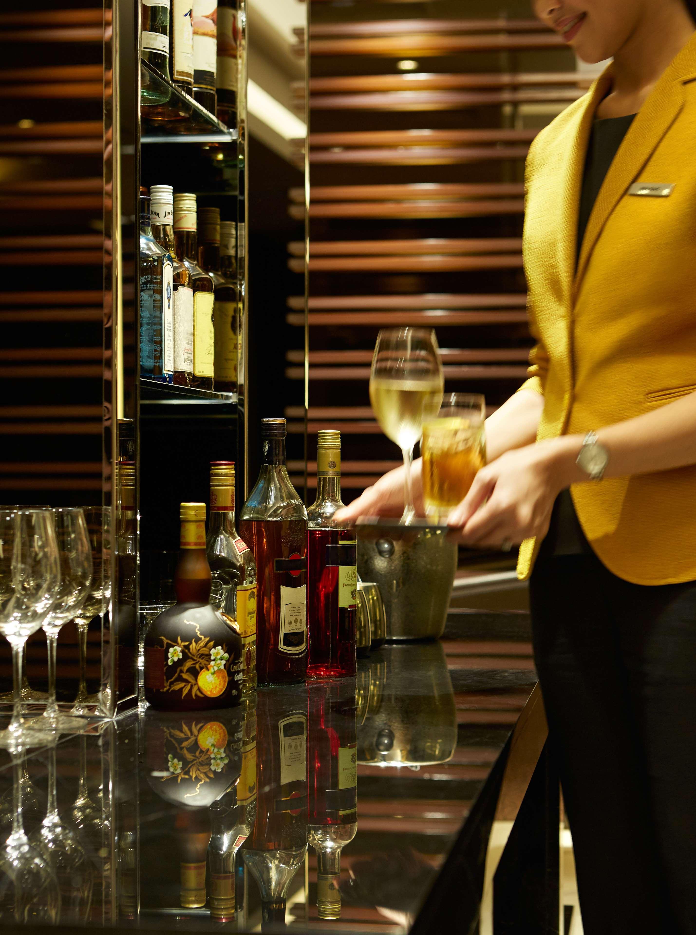 Hyatt Regency Manila City Of Dreams Paranaque City Екстериор снимка A bartender at work