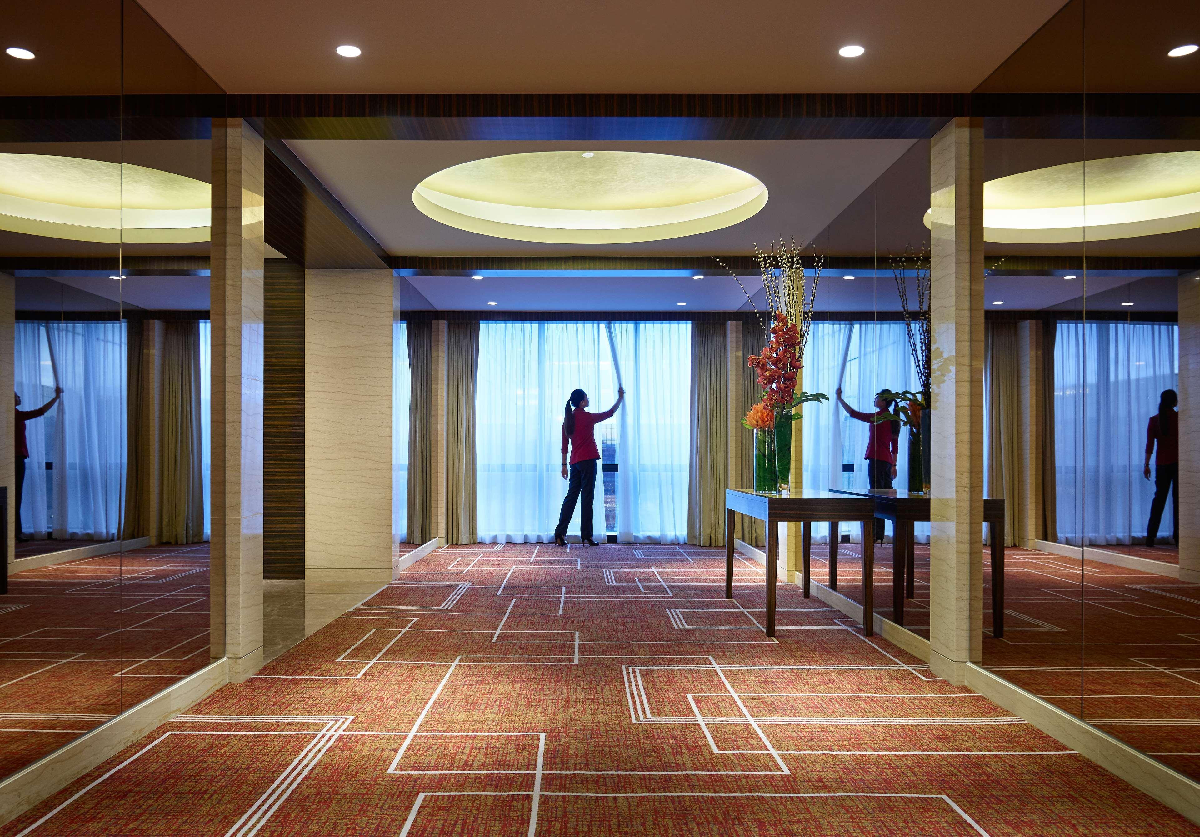 Hyatt Regency Manila City Of Dreams Paranaque City Екстериор снимка The lobby of the hotel