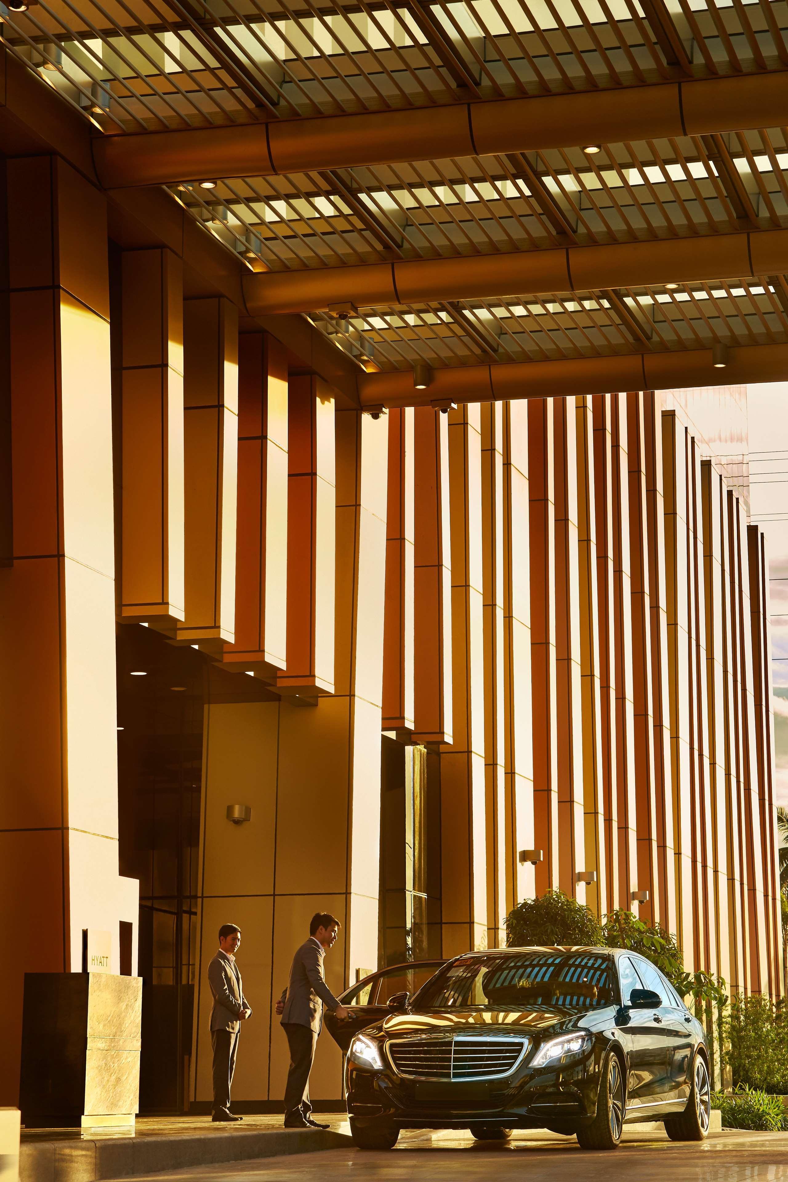 Hyatt Regency Manila City Of Dreams Paranaque City Екстериор снимка The facade of the station