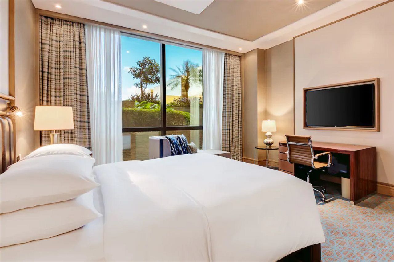 Hyatt Regency Manila City Of Dreams Paranaque City Екстериор снимка A guest room at the Hilton Garden Inn